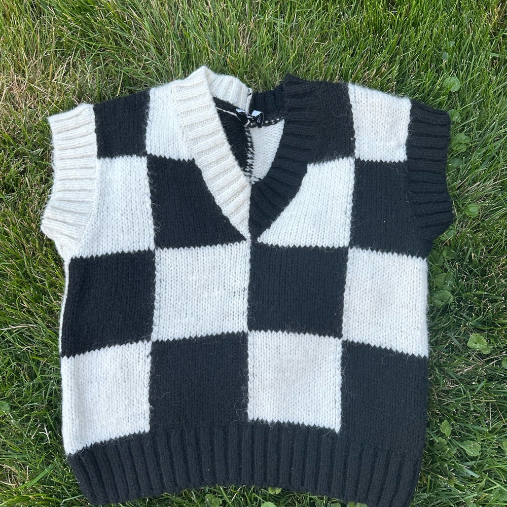 Zara Checkered Sweater Vest B&W Wednesday
Addams Jenna Ortega Size Small